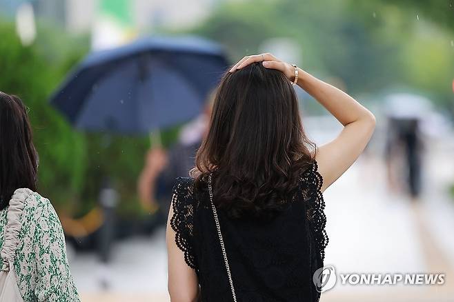 갑자기 내리는 비 [연합뉴스 자료사진]