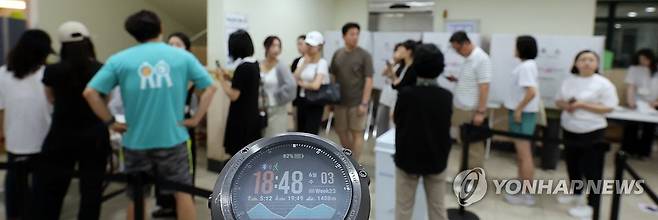용지 부족, 늦은 투표 (서울=연합뉴스) 김주형 기자 = 6·3 지방선거 본투표일인 3일 서울 송파구 잠실2동 6투표소에서 투표용지 부족으로 유권자들이 마감시간 후 투표를 진행하고 있다. 2026.6.3 kjhpress@yna.co.kr