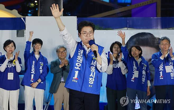 청계광장서 마지막 유세하는 민주당 정원오 서울시장 후보 (서울=연합뉴스) 신현우 기자 = 더불어민주당 정원오 서울시장 후보가 6·3 지방선거를 하루 앞둔 2일 서울 청계광장에서 지지를 호소하고 있다. 2026.6.2 nowwego@yna.co.kr