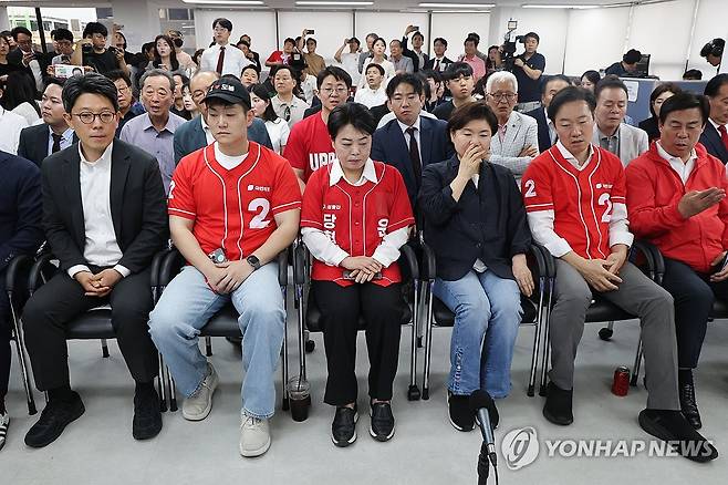 출구조사 결과 방송 지켜보는 오세훈 후보 캠프 관계자들 (서울=연합뉴스) 서대연 기자 = 국민의힘 오세훈 서울시장 후보 캠프 관계자들이 3일 서울 종로구 대왕빌딩에 마련된 선거사무소에서 제9회 전국동시지방선거 방송3사 출구조사 결과를 확인하고 있다. 
    왼쪽부터 김병민 선대위 대변인, 김재섭, 윤희숙 공동선대위원장, 조은희 총괄선거대책본부장, 박수민 공동선대위원장, 김선동 총괄본부장. 2026.6.3 dwise@yna.co.kr