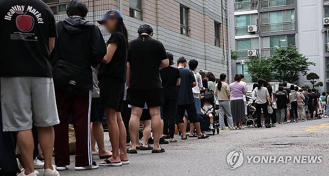 투표용지 부족에 대기하는 유권자들 (서울=연합뉴스) 김인철 기자 = 6·3 지방선거 본투표일인 3일 서울 송파구 가락동 쌍용아파트관리사무소에 마련된 가락2동 제3투표소에서 투표용지 부족으로 유권자들이 대기하고 있다. 2026.6.3 yatoya@yna.co.kr