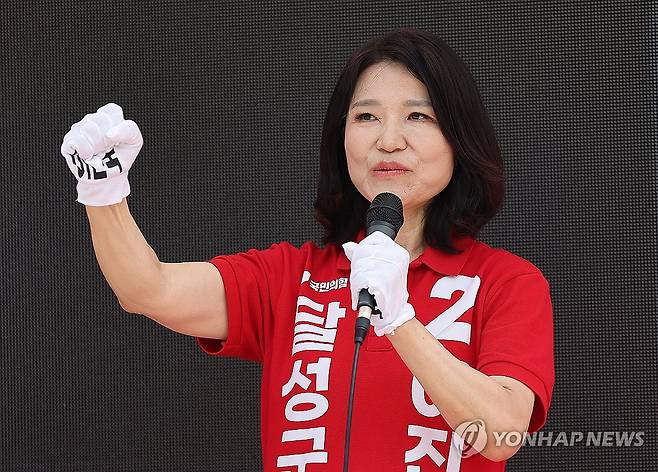 주말 유세 펼치는 이진숙 후보 (대구=연합뉴스) 윤관식 기자 = 국민의힘 이진숙 달성군 국회의원 후보가 24일 대구 달성군 송해공원에서 유세하고 있다. 2026.5.24 psik@yna.co.kr