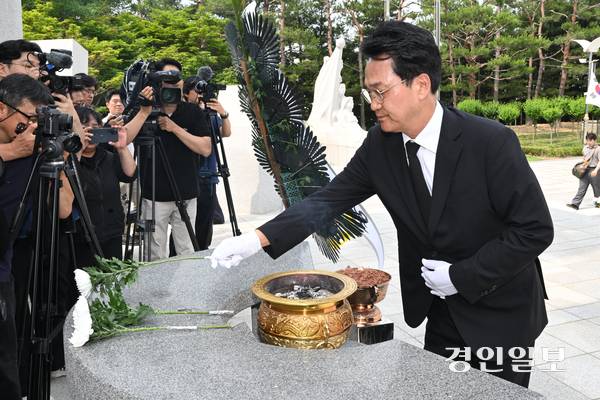 안민석 경기도교육감 당선자가 4일 수원시 현충탑을 찾아 헌화·분향을 하고 있다. 2026.6.4 /최은성기자 ces7198@kyeongin.com