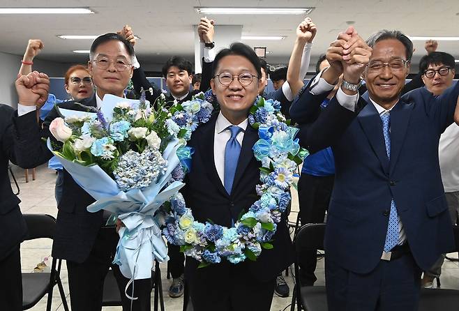 ▲ 김남준 더불어민주당 계양을 재·보궐선거 후보가 4일 새벽 인천시 계양구 선거캠프에서 당선이 확실시되자 유동수 국회의원과 지지자들로 부터 축하를 받고 있다./양진수 기자 photosmith@incheonilbo.com