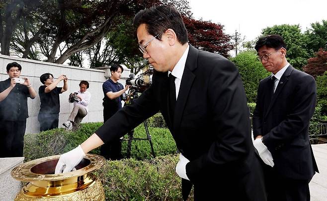 ▲ 제9회 전국동시지방선거와 국회의원 보궐선거에서 당선된 박찬대 인천시장 당선인이 4일 오전 인천 미추홀구 수봉공원 현충탑에서 참배하고 있다. /양진수 기자 photosmith@incheonilbo.com