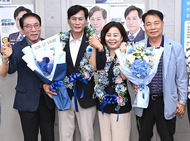▲ 김진규 더불어민주당 인천 검단구청장 후보가 3일 오후 검단구 후보 선거 사무소에서 꽃다발을 들고 지지자들과 활짝 웃고 있다./이재민 기자 leejm@incheonilbo.com