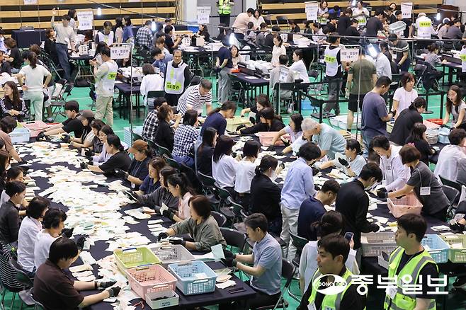 제9회 전국동시지방선거가 치뤄진 3일 오후 수원시 영통구 아주대학교체육관에 매련된 개표소에서 개표사무원들이 표 분류작업을 하고 있다. 임채운기자