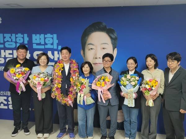 제9대 오산시장에 당선된 더불어민주당 조용호 당선자가 함께 당선된 시·도의원과 기념 촬영을 하고 있다. [사진=변승희 기자]
