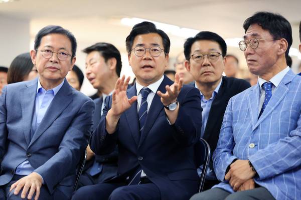 &nbsp;더불어민주당&nbsp;박찬대&nbsp;인천시장 후보가 3일 인천 미추홀구 선거사무소에서 출구조사 결과를 지켜보고 있다. 2026.6.3 [사진=연합뉴스]