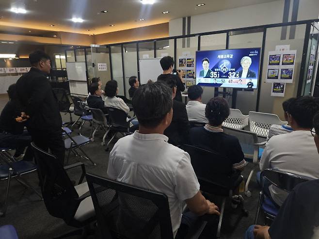 3일 오후 6시 6.3지방선거 출구 조사 발표 당시 강미애 세종시교육감 후보 캠프의 모습. (사진=조선교 기자)