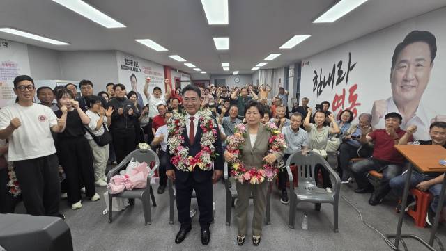 승리 세리머니를 하는 정영철 영동군수 당선인