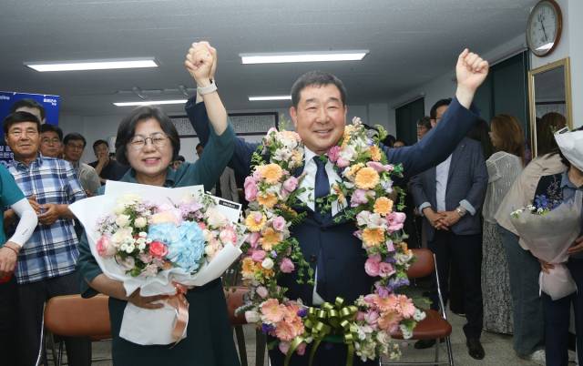 6·3전국동시지방선거 증평군수 선거에서 이재영 더불어민주당 후보가 당선이 확실시되자 축하 세리머니를 하고 있다. 이재영 후보 선거사무소 제공