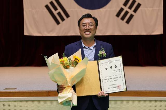 ▲ 김기재 당진시장 당선인이 4일 새벽 선관위로부터 당진시장 당선증을 받고 대통합의 시정을 펼치겠다고 밝혔다. /김기재 당선인 제공.