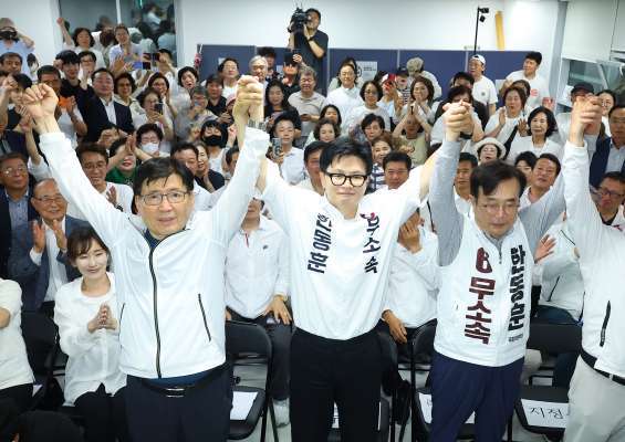 당선이 확정되자 환호하는 한동훈 후보