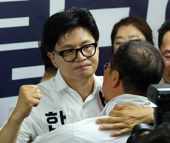 한동훈 '역전승' 주먹 불끈. 연합뉴스