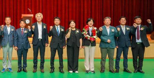 6·3 지방선거 당선증 교부식이 4일 새벽 양구문화체육회관에서 김왕규 양구군수 당선인을 비롯해 이병구 도의원 당선인, 김기철·김정미·신철우 양구군의원 가선거구 당선인, 김선묵·김연성·정귀수 양구군의원 나선거구 당선인, 홍성미 비례대표 당선인이 참석한 가운데 열렸다.