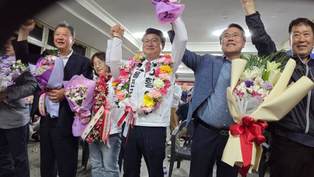 황이주 울진군수 당선인이 당선이 확정된 후 환호하고 있다. 황 당선인 측 제공