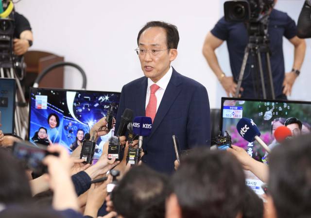 3일 오후 국민의힘 대구시당에서 추경호 대구시장 후보가 출구조사 결과관련 취재진의 질문에 답하고 있다. 연합뉴스