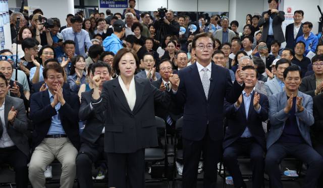 전재수 부산시장 당선자가 4일 새벽 부산 부산진구 선거사무소에서 당선이 확정된 후 세리모니를 하고 있다. 김종진 기자 kjj1761@