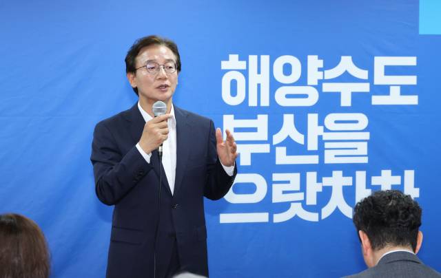 더불어민주당 전재수 부산시장 당선인이 4일 오후 부산 부산진구 선거사무소에서 진행된 캠프 해단식에서 지지자들에게 감사의 인사를 전하고 있다. 정종회 기자 jjh@