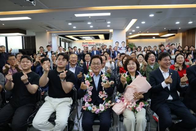 6·3 제9회 전국동시지방선거 경남도지사 선거에서 재선에 성공한 박완수 당선인이 4일 오전 창원시 성산구 상남동 선거 사무소에서 지지자들과 기념사진을 찍고 있다./박완수 후보 캠프/