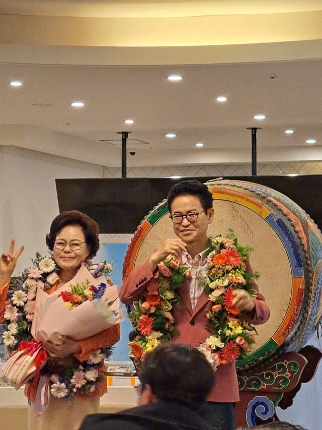 이철우 국민의힘 경북도지사 후보가 3일 밤 안동 도청신도시 선거캠프에서 꽃목걸이를 목에 건 채 지지자들의 축하에 화답하고 있다. 글·사진 문정화 기자