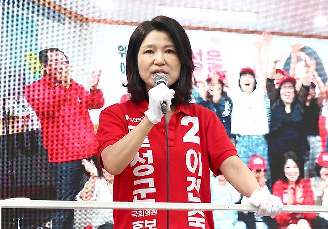 국민의힘 이진숙 달성군 국회의원 후보가 2일 대구 달성군 옥포읍 아파트단지에서 유세하고 있다. 연합뉴스