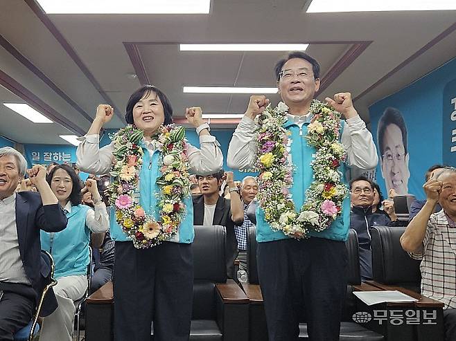 제9회 전국동시지방선거에서 더불어민주당 차영수 후보를 꺾고 당선된 강진원 강진군수 당선자가 3일 오후 11시께 강진군 강진읍 선거 캠프에서 지지자들의 환호를 받고 있다. 강주비 기자