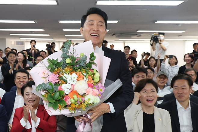 ▲6·3 지방선거에서 서울시장 당선이 사실상 확정된 국민의힘 오세훈 후보가 제9회 전국동시지방선거일 다음날인 4일 서울 종로구 대왕빌딩에 마련된 선거사무소에서 꽃다발을 들고 기뻐하고 있다.