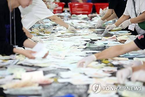 '분주한 개표작업'(대구=연합뉴스) 김현태 기자 = 3일 오후 대구시 수성구 만촌 실내 인라인스케이트장에 마련된 6·3 지방선거 개표소에서 개표작업이 분주하게 진행되고 있다. 2026.6.3 mtkht@yna.co.kr