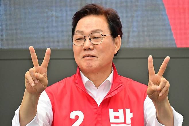 박완수 국민의힘 경남지사 후보가 자신의 유세차량 앞에서 지지를 호소하고 있다 <사진=뉴시스>