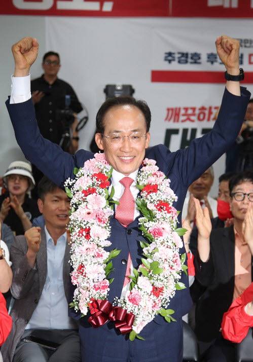 축하 꽃다발 목에 건 추경호(사진 = 연합뉴스)