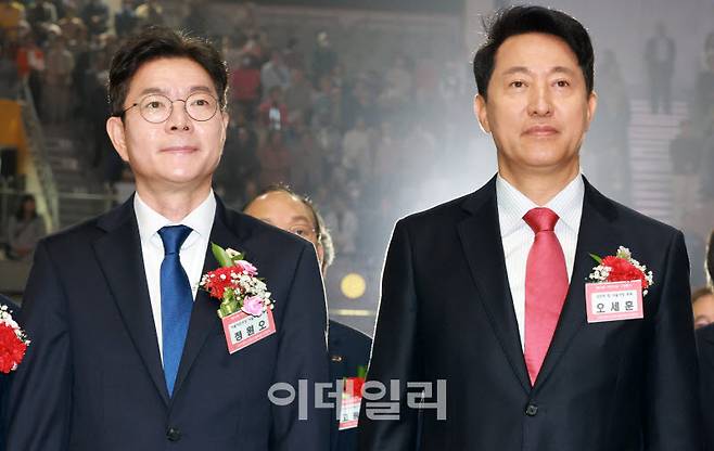 정원오 더불어민주당 서울시장 후보와 오세훈 국민의힘 서울시장 후보가 6일 서울 중구 장충체육관에서 열린 대한노인회 서울시연합회 제54회 어버이날 기념행사에 참석하고 있다. (사진=방인권 기자)