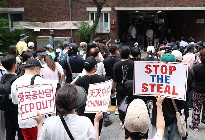 지난 3일 치러진 9회 전국동시지방선거 및 국회의원 재·보궐선거에서 투표용지 부족으로 투표 시간이 오후 10시까지 연장됐던 서울 송파구 잠실7동 제2투표소 앞에서 4일 투표함 반출에 반대하는 시민들이 모여 있다. (사진=연합뉴스)