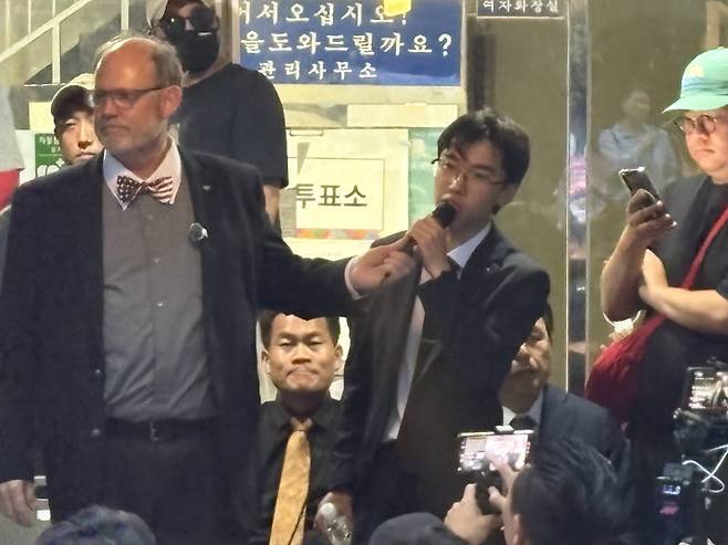 4일 오후 서울 송파구 잠실7동 제2투표소 앞 전한길 씨가 앉아 시위대의 발언을 듣고 있다. (사진=권아인 수습기자)