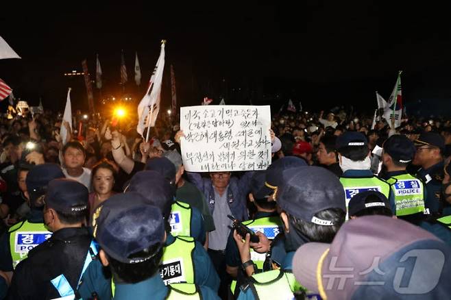 4일 오전 경기 과천시 중앙선거관리위원회 앞에서 시민들이 제9회 전국동시지방선거 투표용지 부족 사태와 관련해 항의를 하고 있다. 사진=뉴스1