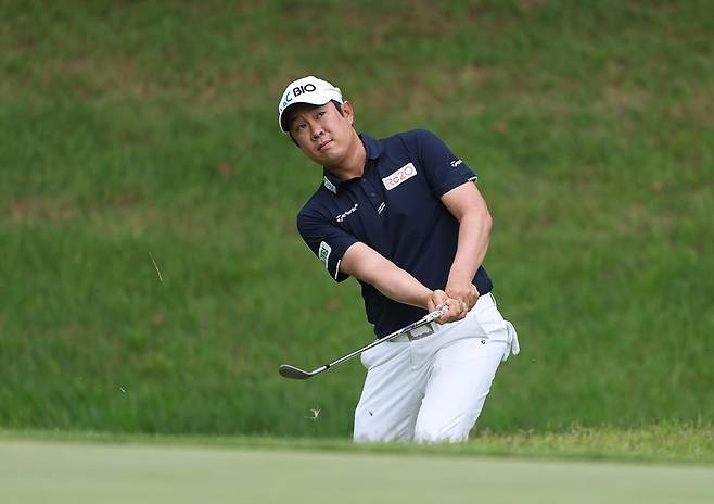 김민준이 4일 열린 KPGA 선수권대회 1라운드에서 샷을 하고 있다.