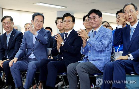 더불어민주당 박찬대 인천시장 후보가 3일 인천 미추홀구 선거사무소에서 출구조사 결과를 지켜보고 있다. 〈사진=공동취재 / 연합뉴스〉