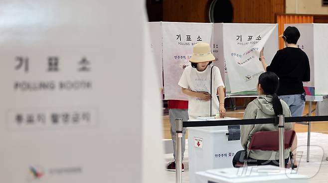 제9회 전국동시지방선거 및 국회의원 재·보궐 선거일인 3일 서울 강남구 언주중학교에 마련된 삼성2동 제3투표소에서 유권자들이 소중한 한 표를 행사하고 있다. 2026.6.3 ⓒ 뉴스1 김진환 기자