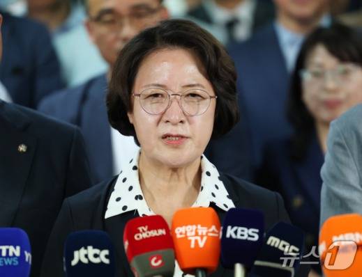 추미애 더불어민주당 경기도지사 후보가 4일 오전 경기 수원시 팔달구 마라톤빌딩에 마련된 선거사무소에서 당선이 확실해지자 소감을 밝히고 있다. 2026.6.4 ⓒ 뉴스1 김영운 기자