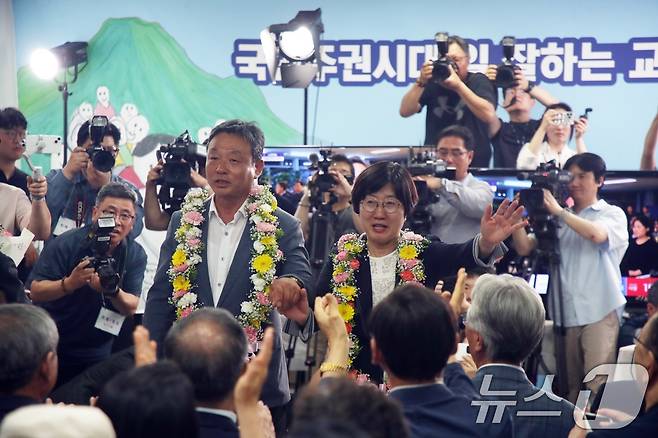 제9회 전국동시지방선거 제주교육감선거일인 3일 고의숙 제주도 교육감 후보가 제주시 선거사무소에서 당선이 확실시되자 지지자들과 환호하고 있다. 2026.6.3 ⓒ 뉴스1 고동명 기자