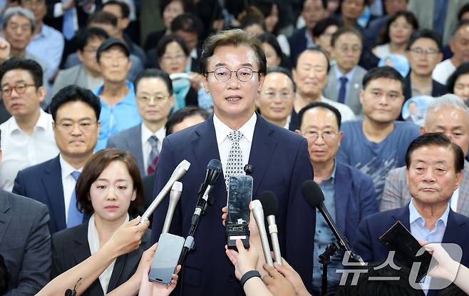 전재수 더불어민주당 부산시장 후보가 4일 새벽 부산 부산진구 자신의 선거사무소에서 제9회 전국동시지방선거 당선이 확실시 되자 소감을 전하고 있다. (공동취재) 2026.6.4 ⓒ 뉴스1 윤일지 기자