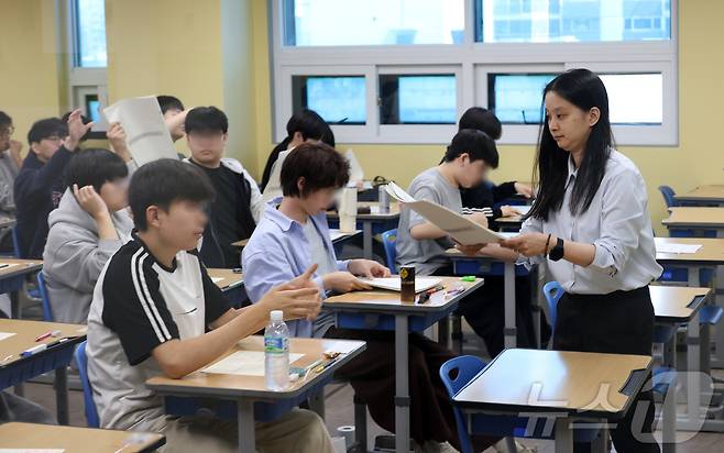 재수생들이 2026학년도 대학수학능력시험 6월 평가원 모의고사 시행일인 4일 오전 서울 양천구 종로학원 고사실에서 시험지를 배부받고 있다. (공동취재) 2025.6.4 ⓒ 뉴스1 이승배 기자