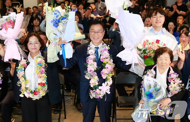 3일 실시한 제9회 전국동시지방선거 제주도지사선거에서 위성곤 더불어민주당 후보가 제주 선거사무소에서 당선이 확실시되자 지지자들과 환호하고 있다. 2026.6.3 ⓒ 뉴스1 강승남 기자