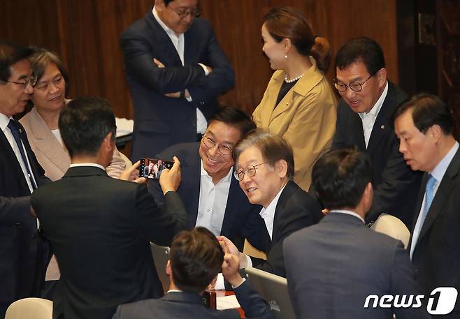 이재명  대통령이 더불어민주당 대표 시절에 국회에서 기념촬영을 하는 위성곤 당선인. 2023.10.6 ⓒ 뉴스1 임세영 기자