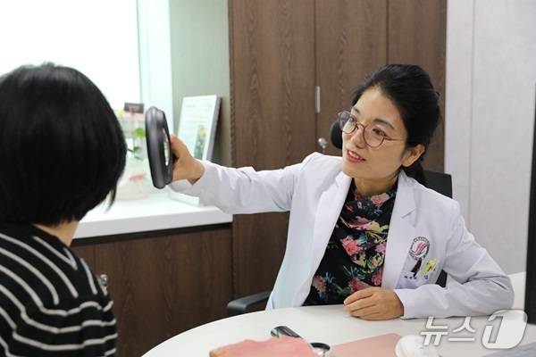김혜원 난치성가려움증센터장이 진료를 보고 있다. (한림대의료원 제공)