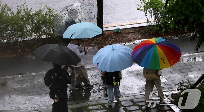 비가 내린 20일 전북 완주군 삼봉로. ⓒ 뉴스1 유경석 기자
