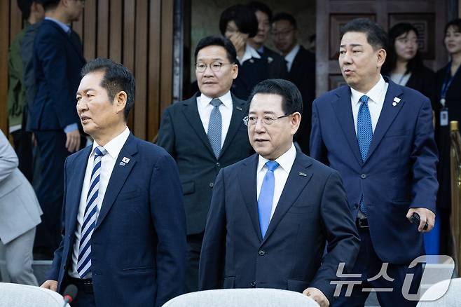 정청래 더불어민주당 대표와 김영록 전라남도지사, 김병기 원내대표가 30일 서울 여의도 국회에서 열린 2025 더불어민주당 전라남도 예산정책협의회에 참석하고 있다. 2025.9.30 ⓒ 뉴스1 유승관 기자