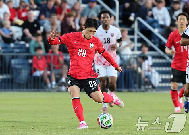 대한민국 축구대표팀 이동경이 30일(현지시간) 미국 유타주 솔트레이크시티 브리검 영 대학교 BYU 사우스필드 경기장에서 2026 국제축구연맹(FIFA) 북중미 월드컵 앞두고 열린 대한민국과 트리니다드 토바고의 평가전에서 슈팅을 하고 있다. 2026.5.31 ⓒ 뉴스1 임세영 기자
