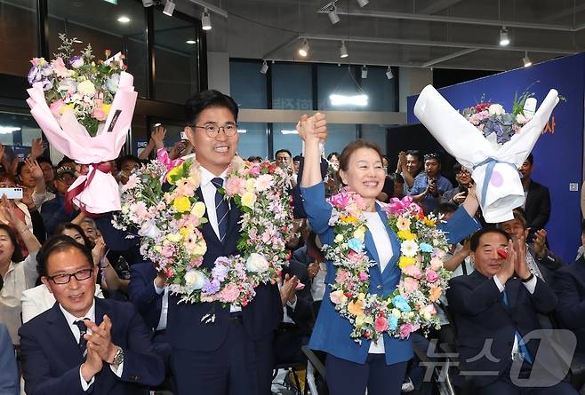 이원택 더불어민주당 전북도지사 후보와 관계자들이 4일 전북 전주시 선거사무실에서 당선이 확실시되자 꽃목걸이를 목에 걸고 환호하고 있다. 2026.6.4 ⓒ 뉴스1 유경석 기자